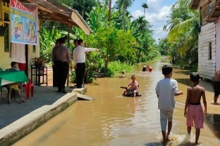 Hujan deras membuat air Sungai Batang Lubuh di Kabupaten Rokan Hulu, Riau meluap (foto/antara)